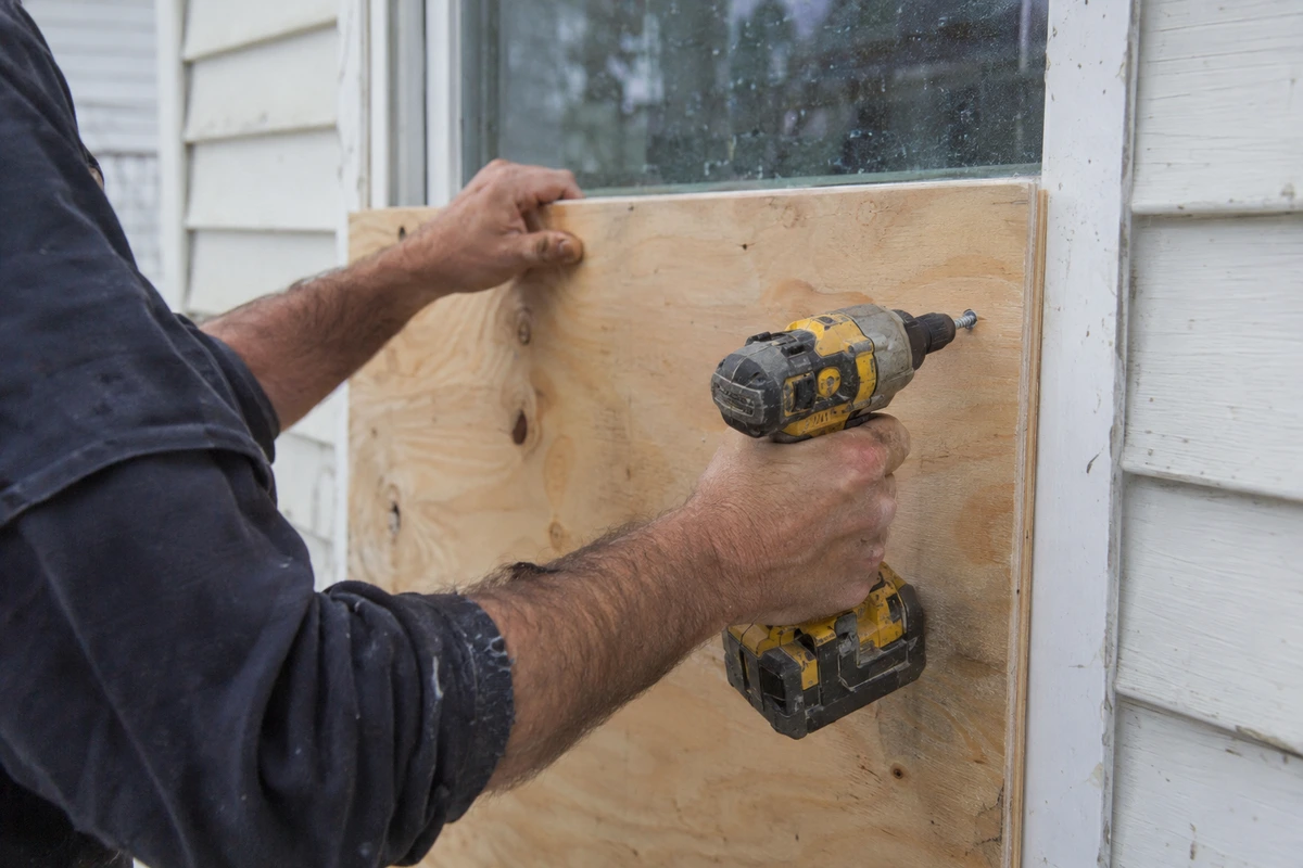 Emergency board up contractor
